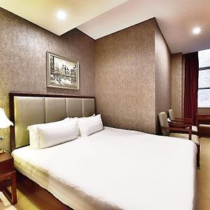 Zimmer mit Kingsize-Bett